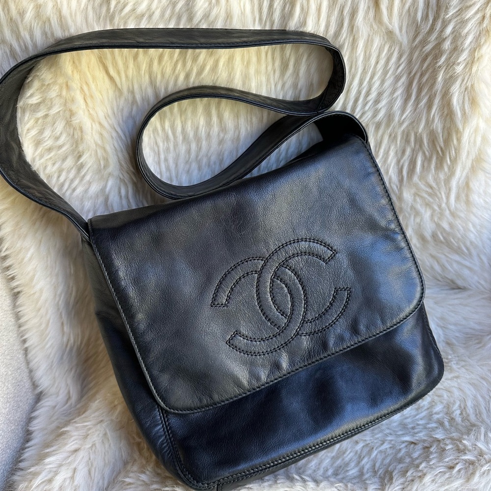 CHANEL Vintage Black Leather Shoulder Bag
